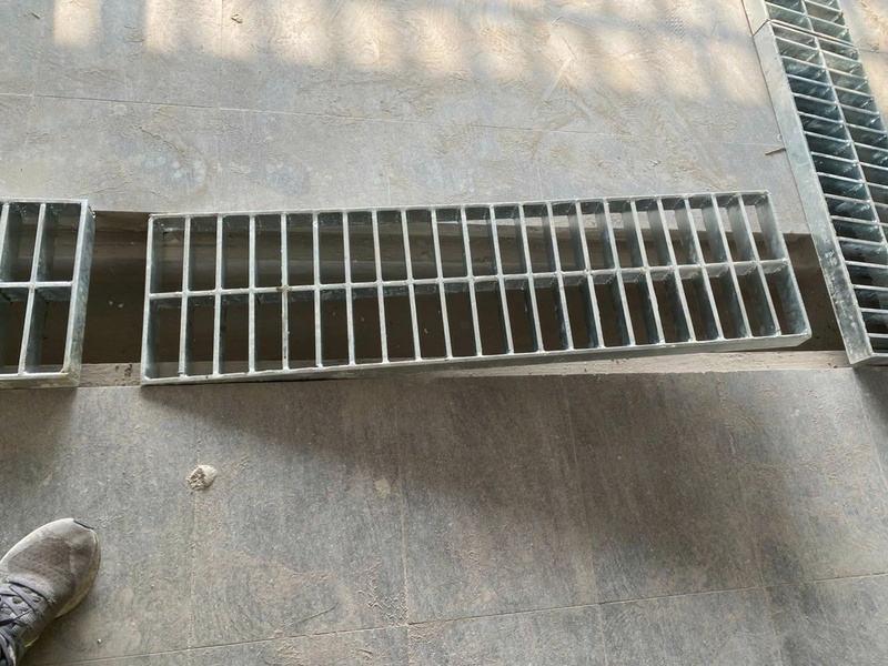 Đặt nắp mương Grating theo bản vẽ