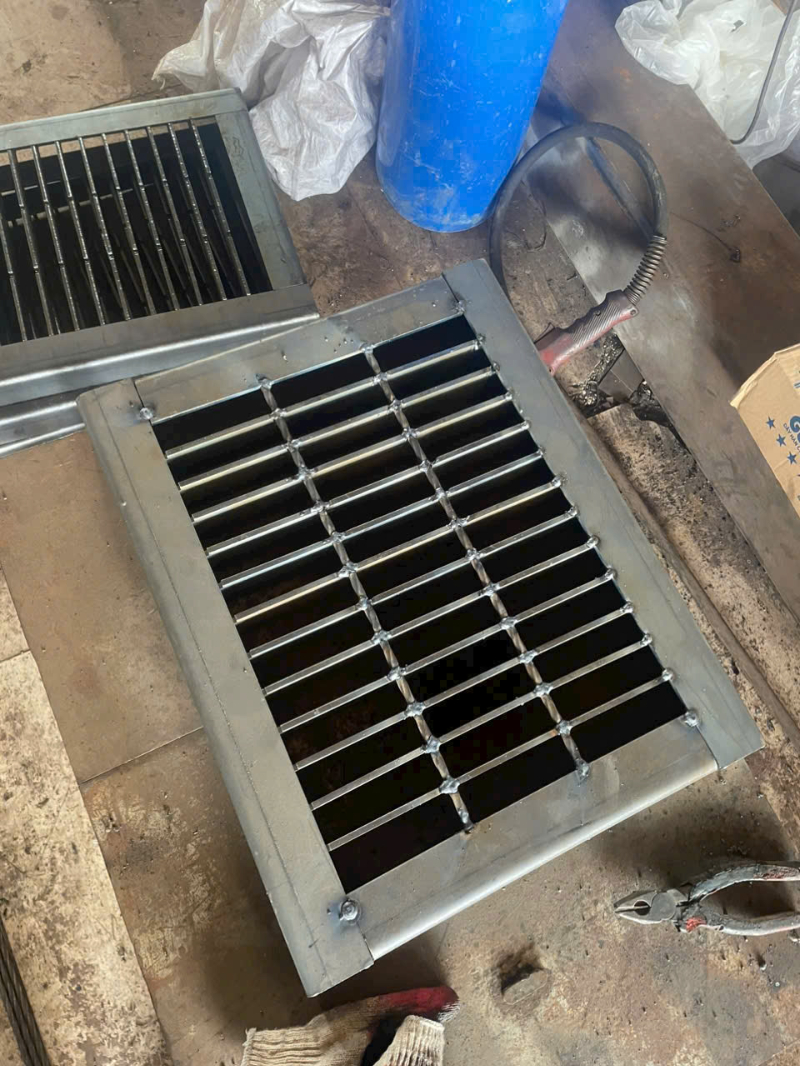 Nhúng kẽm nóng có làm biến dạng Grating không? Nguyên nhân và cách hạn chế