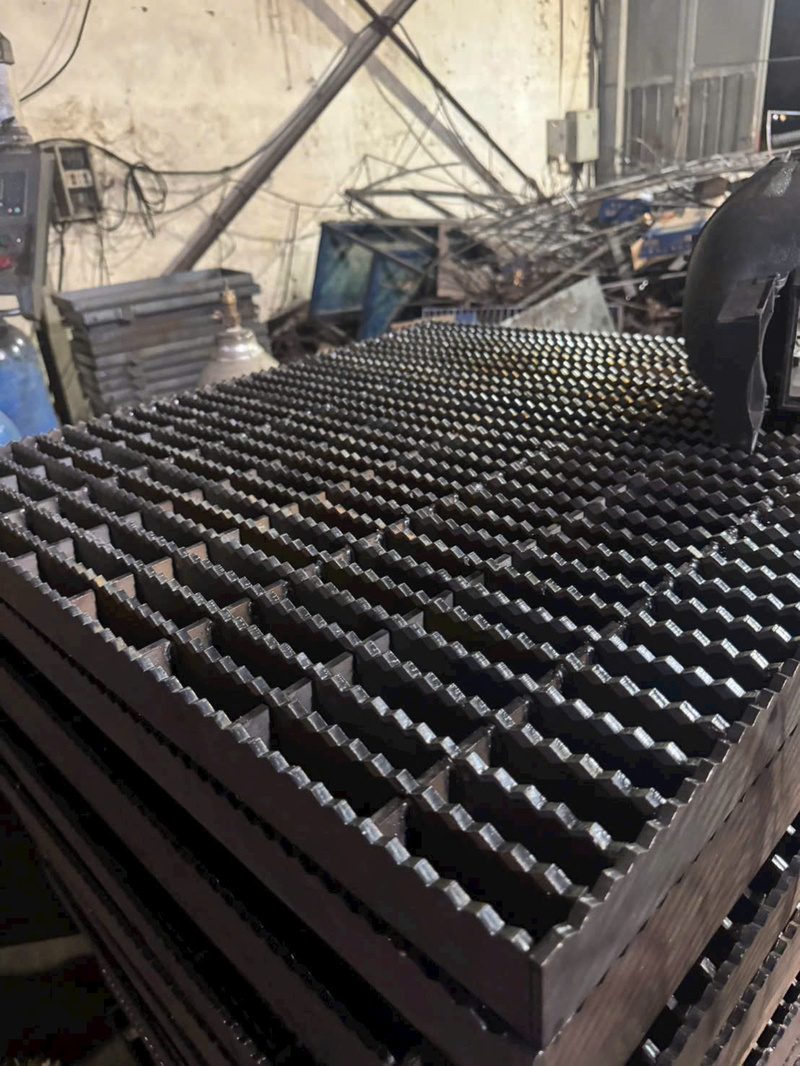 So sánh nắp mương Grating và composite