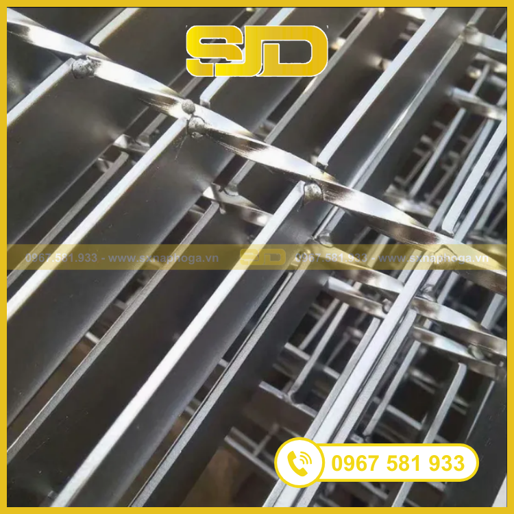 Thép Mạ Kẽm Nhúng Nóng: "Giải Pháp Vàng" Cho Hạ Tầng Thoát Nước Hiện Đại