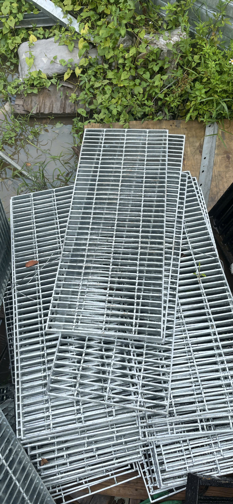 Nắp grating và tấm sàn grating khác nhau thế nào?